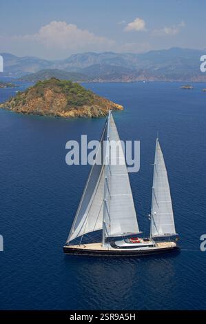 Vista aerea dello yacht a vela Nirvana nei tranquilli mari blu vicino a Green Island sotto il cielo limpido a Turkiye. Foto Stock