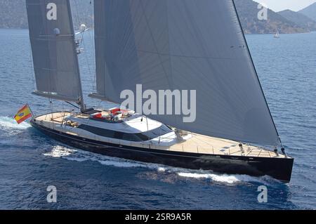 Vista aerea del magnifico yacht di lusso Nirvana in barca a vela completa sulle calme acque dell'oceano, Foto Stock