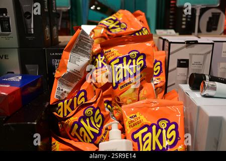 Helsingborg, Skåne, Svezia. 14 febbraio 2025. All'interno del punto vendita "normale". Patatine di tortilla Takis. Foto Stock