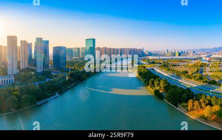 Paesaggio urbano su entrambi i lati del fiume Minjiang a Fuzhou, provincia del Fujian, Cina Foto Stock