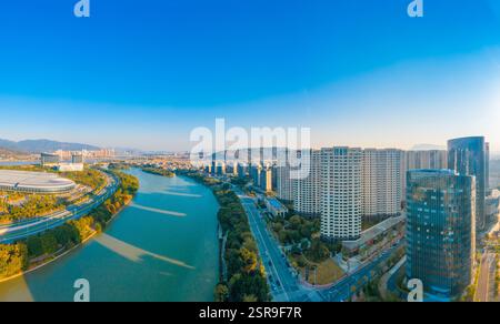 Paesaggio urbano su entrambi i lati del fiume Minjiang a Fuzhou, provincia del Fujian, Cina Foto Stock
