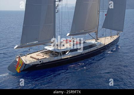 Vista aerea del magnifico yacht di lusso Nirvana in barca a vela completa sulle calme acque dell'oceano, Foto Stock