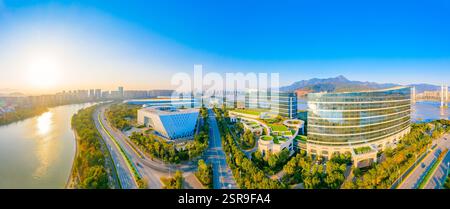 Paesaggio urbano su entrambi i lati del fiume Minjiang a Fuzhou, provincia del Fujian, Cina Foto Stock