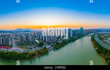 Paesaggio urbano su entrambi i lati del fiume Minjiang a Fuzhou, provincia del Fujian, Cina Foto Stock