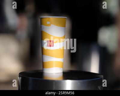 Helsingborg, Skåne, Svezia. 14 febbraio 2025. Una tazza di carta del McDonalds. Foto Stock