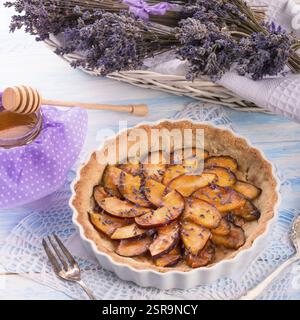 Pesche noci tarte con lavanda e miele Foto Stock