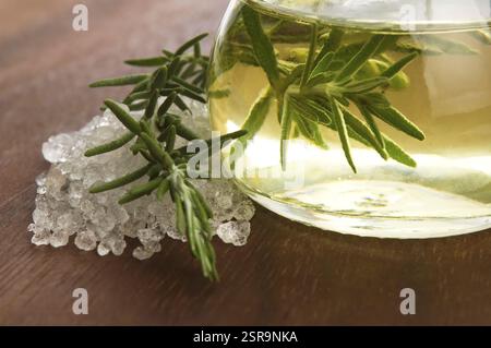 Olio essenziale con rosmarino e sale marino, lodz, polonia Foto Stock