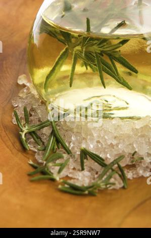 Olio essenziale con rosmarino e sale marino, lodz, polonia Foto Stock