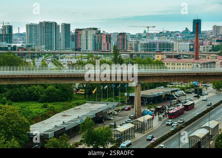 Paesaggio urbano con vista sulla costruzione del lungomare di Belgrado, la vivace vita cittadina e i ponti di Belgrado. Foto Stock