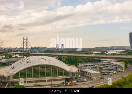 Paesaggio urbano con vista sugli edifici fieristici e sui ponti sul fiume Sava. In lontananza, la parte vecchia di Belgrado Foto Stock