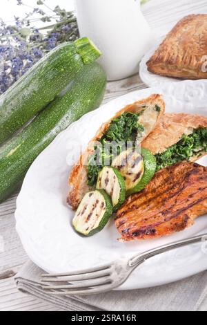 Bistecche alla griglia con sacchetto di pasta sfoglia e zucchine Foto Stock