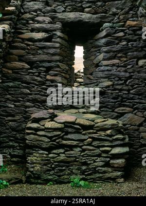 Altare a secco sotto la finestra est dell'Oratorio di St Brendan, Kilmalkedar, Co Kerry, Repubblica d'Irlanda. Un oratorio rettangolare a forma di barca allineato e-W. Foto Stock