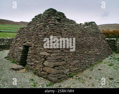Ammira l'oratorio a forma di barca di St Brendan, Kilmalkedar, Co Kerry, Repubblica d'Irlanda, mostrando la porta W e i grandi capisaldi SW (quoins). Foto Stock