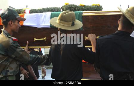 Corpi sette soldati dell'esercito indiano che hanno perso la vita l'attacco terroristico Uri è stato onorato dagli ufficiali dell'esercito indiano Varanasi Foto Stock