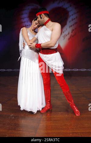 Bollywood coreografo Sandip Soparrkar modello Alesia Raut pone dance drama amore storia di vita Cupido Tata Theatre NCPA Mumbai Foto Stock