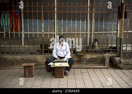 Typist sitting Pavement, Mumbai, Maharashtra, India, Asia Foto Stock
