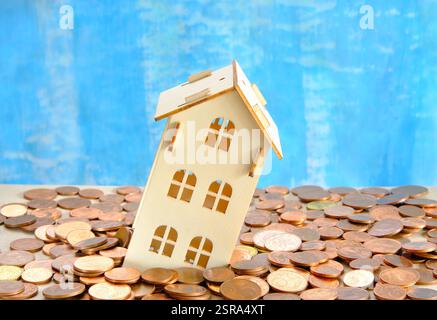 aumento dei costi di costruzione di una casa, di una casa modello in costruzione e di un sacco di soldi, immagine concettuale, spazio di copia gratuito Foto Stock