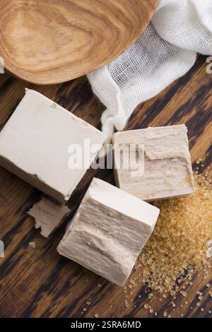 Tavola da servire di lievito pressato fresco, fuoco selettivo Foto Stock