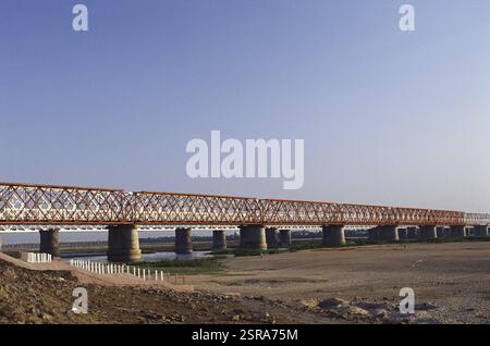 Ponte sul fiume Krishna, Vijaywada, Prakasham Barrage, Andhra Pradesh, India, Asia Foto Stock