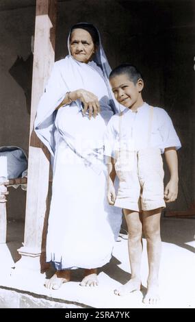 Kasturba Gandhi con Kahandas, Sevagram Ashram, Wardha, Maharashtra, India, Asia, 1939, Asia Foto Stock
