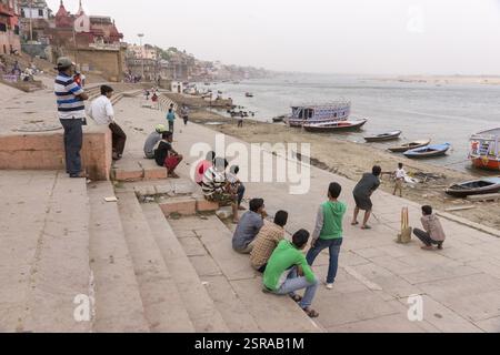 I bambini a giocare a cricket sulla ghats, Varanasi, Uttar Pradesh, India, Asia Foto Stock
