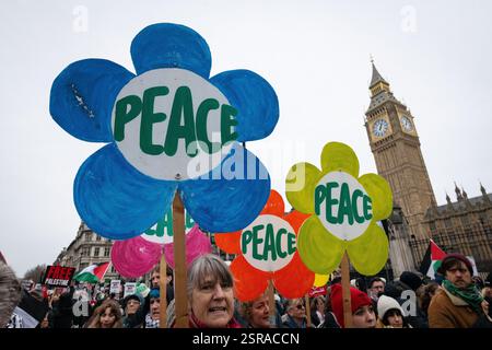 Londra, Regno Unito. 15 febbraio 2025. I sostenitori della Palestina si radunano a Whitehall prima di organizzare la 24a marcia nazionale per la Palestina, presso l'ambasciata degli Stati Uniti, chiedendo giustizia e chiedendo la fine dell'occupazione israeliana di Gaza e della Cisgiordania e che il Regno Unito smetta di armare Israele. Crediti: Ron Fassbender/Alamy Live News Foto Stock