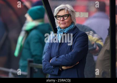 Amsterdam, Paesi Bassi. 15 febbraio 2025. AMSTERDAM, PAESI BASSI - 15 FEBBRAIO: Capo-allenatore Hesterine de Reus dell'AFC Ajax durante il Toto KNVB Beker Vrouwen match tra AFC Ajax e FC Twente allo Sportpark De Toekomst il 15 febbraio 2025 ad Amsterdam, Paesi Bassi. (Foto di Hans van der Valk/Orange Pictures) credito: Orange Pics BV/Alamy Live News Foto Stock