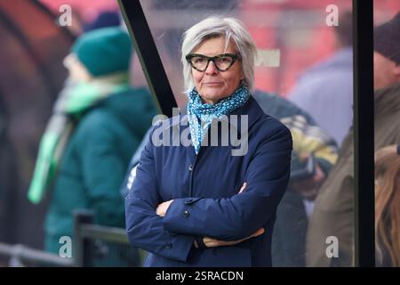 Amsterdam, Paesi Bassi. 15 febbraio 2025. AMSTERDAM, PAESI BASSI - 15 FEBBRAIO: Capo-allenatore Hesterine de Reus dell'AFC Ajax durante il Toto KNVB Beker Vrouwen match tra AFC Ajax e FC Twente allo Sportpark De Toekomst il 15 febbraio 2025 ad Amsterdam, Paesi Bassi. (Foto di Hans van der Valk/Orange Pictures) credito: Orange Pics BV/Alamy Live News Foto Stock