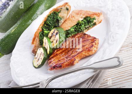 Bistecche alla griglia con sacchetto di pasta sfoglia e zucchine Foto Stock