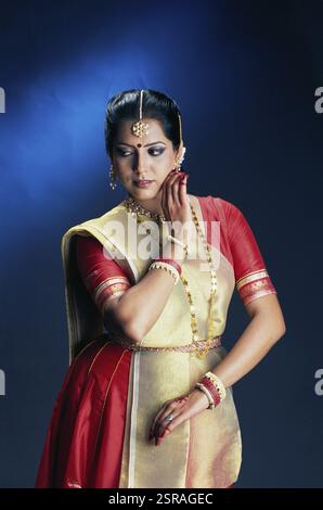 Ballerino che esegue la danza classica kathak dell'India MR#332 Foto Stock