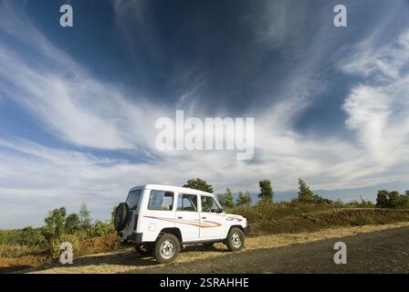 Sumo bianco sotto un cielo spettacolare a Chikhaldara, distretto di Amravati, Maharashtra, India, Asia Foto Stock