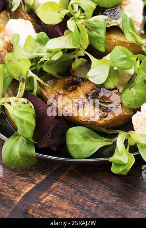 Insalata di barbabietola arrosto, pera, lattuga di agnello, formaggio Foto Stock