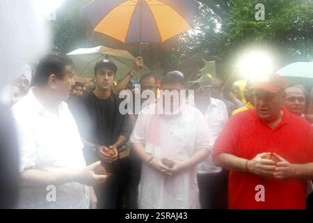 Gli attori di Bollywood Randhir Kapoor Ranbir Kapoor Rishi Kapoor Rajeev Kapoor partecipare processione immersione Signore Ganesh Mumbai Foto Stock