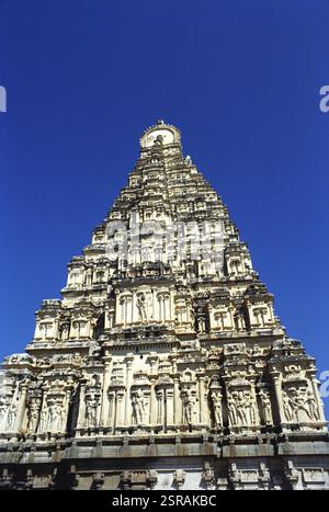 Imponente torre del tempio Virupaksha costruita nel 1336-1565, Hampi, Vijayanagara, Karnataka, India, Asia Foto Stock
