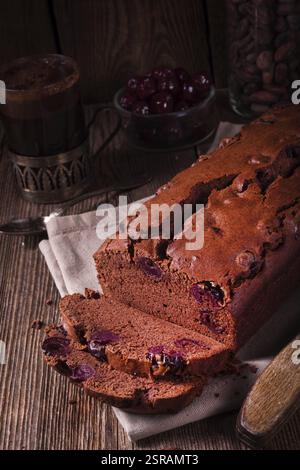 Torta al cioccolato con ciliegie Foto Stock