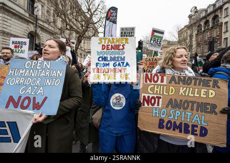 Londra, Regno Unito. 15 gennaio 2025. I sostenitori pro-palestinesi marciano da Whitehall all'ambasciata degli Stati Uniti. I partecipanti alla 24a manifestazione nazionale continuano a chiedere che Israele fermi le incursioni nella Cisgiordania occupata e che la Gran Bretagna smetta di armare Israele. Stanno anche reagendo al recente commento del presidente Trump secondo cui “ripuliamo tutto” riferendosi alla popolazione di Gaza che vedono come un appello per la pulizia etnica del territorio. Crediti: Stephen Chung / Alamy Live News Foto Stock