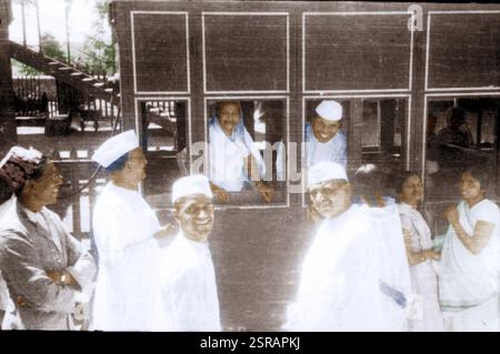 Kasturba Gandhi nel compartimento dei treni, Nagpur, Maharashtra, India, Asia, 1942, Asia Foto Stock
