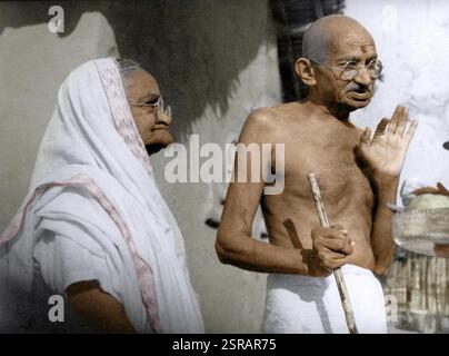 Mahatma Gandhi e Kasturba Gandhi in Satyagraha Ashram, Wardha, Maharashtra, India, gennaio 1942, Asia Foto Stock