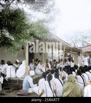 Mahatma Gandhi e Kasturba Gandhi parlano con le ragazze, Wardha, India, Asia, 1940, Asia Foto Stock