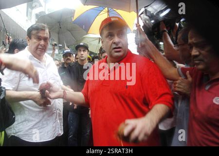 Gli attori di Bollywood Randhir Kapoor Ranbir Kapoor Rajeev Kapoor partecipano alla processione dell'idolo di immersione Lord Ganesh Mumbai Foto Stock
