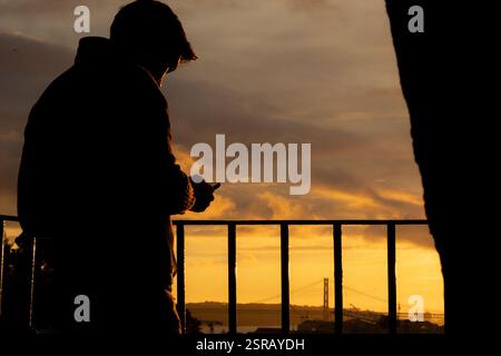 Ora d'oro a Lisbona: Un momento tranquillo, una vista mozzafiato e una storia mai raccontata. Foto Stock