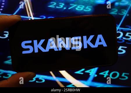 In questa immagine, il logo aziendale Skanska AB è visualizzato sullo schermo di uno smartphone. Foto Stock