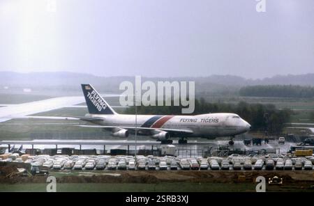 N803FT Flying Tigers Boeing 747-132SF visto oscurare un parcheggio all'aeroporto di Colonia-Bonn Foto Stock