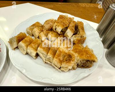 borek di pasta filla ripiena di carne alla turca servito con kol boregi. Servita al ristorante Foto Stock