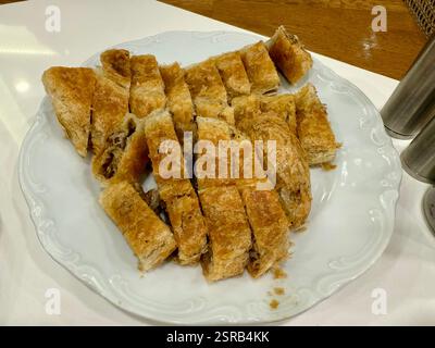 borek di pasta filla ripiena di carne alla turca servito con kol boregi. Servita al ristorante Foto Stock