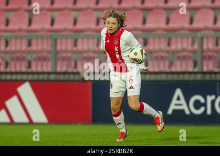 Amsterdam, Paesi Bassi. 15 febbraio 2025. AMSTERDAM, PAESI BASSI - 15 FEBBRAIO: Jonna van de Velde dell'AFC Ajax in azione durante il Toto KNVB Beker Vrouwen match tra AFC Ajax e FC Twente allo Sportpark De Toekomst il 15 febbraio 2025 ad Amsterdam, Paesi Bassi. (Foto di Hans van der Valk/Orange Pictures) credito: Orange Pics BV/Alamy Live News Foto Stock