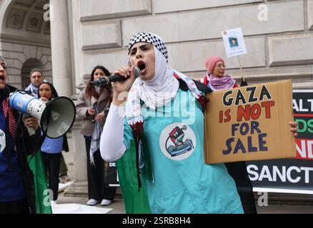 Londra, Regno Unito 15 febbraio 2025. Migliaia di persone parteciparono ad un raduno pro palestinese che marciò da Whitehall all'ambasciata americana. E' stata la prima tenuta dai piani del presidente americano Donald Trump di "prendere il controllo” di Gaza con molti cartelli che dicono che Gaza è per i palestinesi e non è in vendita. Credito : Monica Wells/Alamy Live News Foto Stock