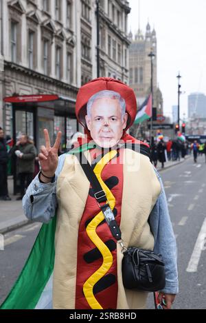 Londra, Regno Unito 15 febbraio 2025. Migliaia di persone parteciparono ad un raduno pro palestinese che marciò da Whitehall all'ambasciata americana. E' stata la prima tenuta dai piani del presidente americano Donald Trump di "prendere il controllo” di Gaza con molti cartelli che dicono che Gaza è per i palestinesi e non è in vendita. Credito : Monica Wells/Alamy Live News Foto Stock