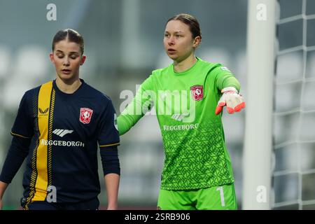 Amsterdam, Paesi Bassi. 15 febbraio 2025. AMSTERDAM, PAESI BASSI - 15 FEBBRAIO: Danielle de Jong del FC Twente gesti durante il Toto KNVB Beker Vrouwen match tra AFC Ajax e FC Twente allo Sportpark De Toekomst il 15 febbraio 2025 ad Amsterdam, Paesi Bassi. (Foto di Hans van der Valk/Orange Pictures) credito: Orange Pics BV/Alamy Live News Foto Stock