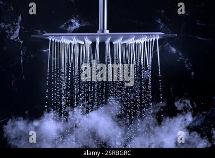 Soffione doccia a pioggia che crea un'accattivante visualizzazione dell'acqua accompagnata da un vapore rilassante Foto Stock